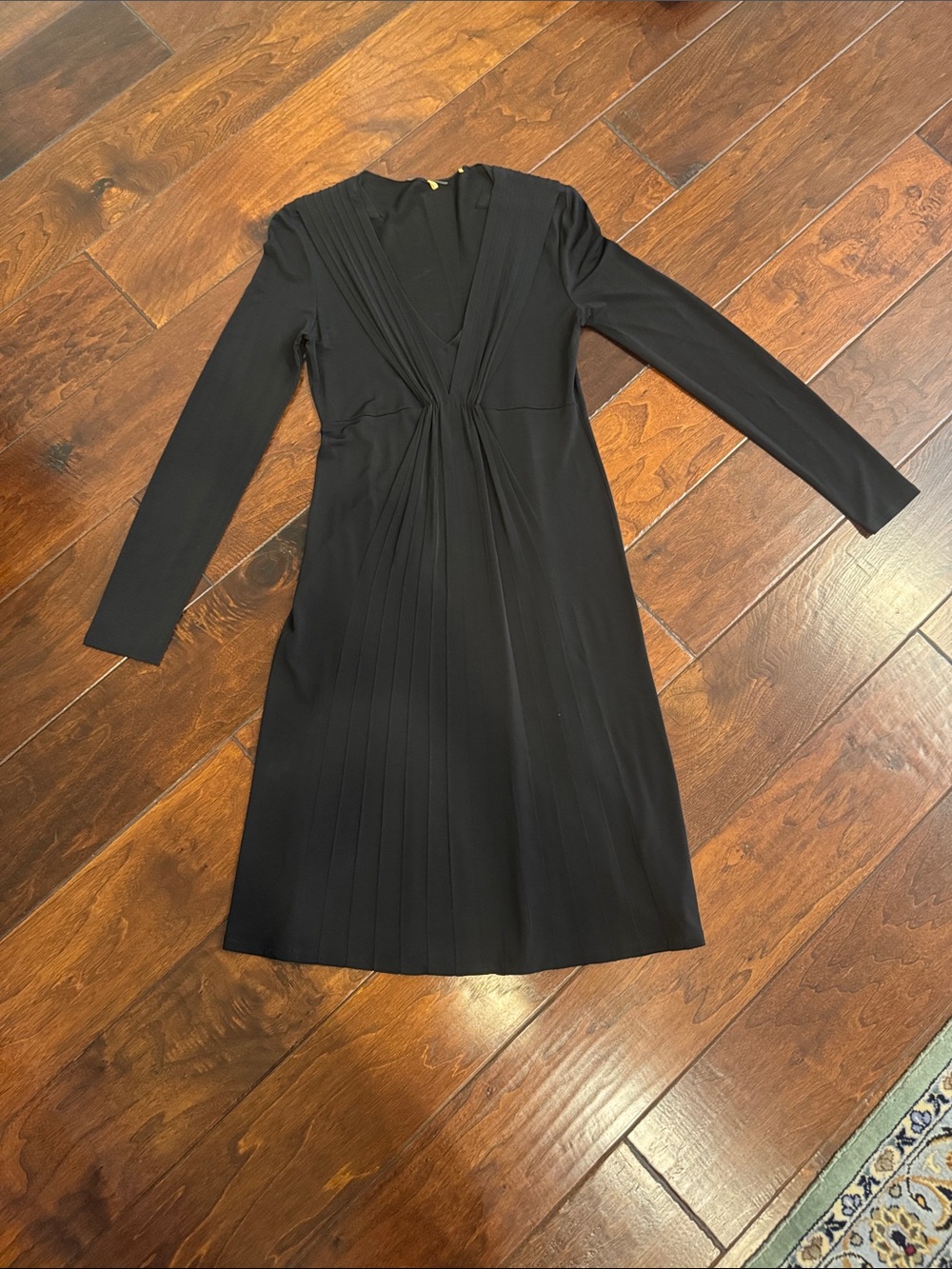 Elie Tahari Black Long Sleeve Pleated V-Neck Dress